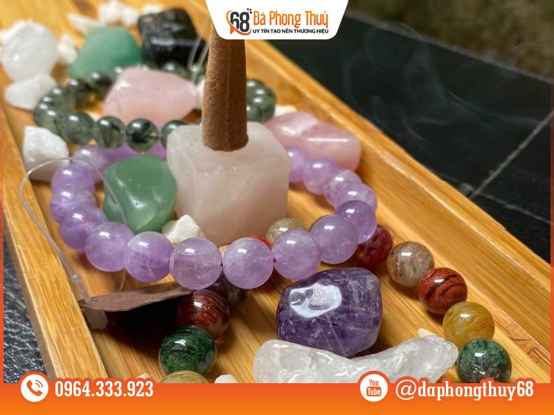 Cách trưng bày hũ thạch anh vụn trên bàn thờ Thần Tài đúng cách