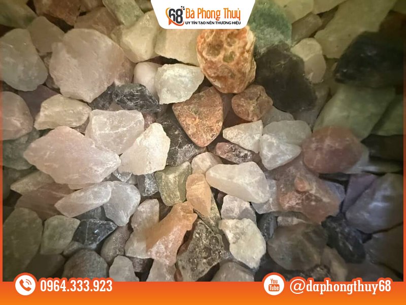 Thời điểm và cách rửa đá thạch anh vụn trên bàn thờ Thần Tài