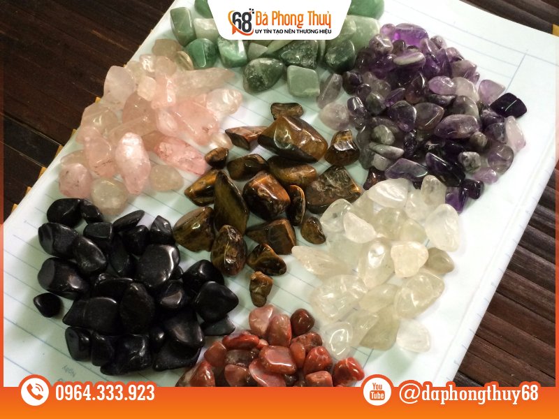 Vị trí nên đặt thạch anh vụn trong phòng khách - Rải đá quanh bể cá và tiểu cảnh