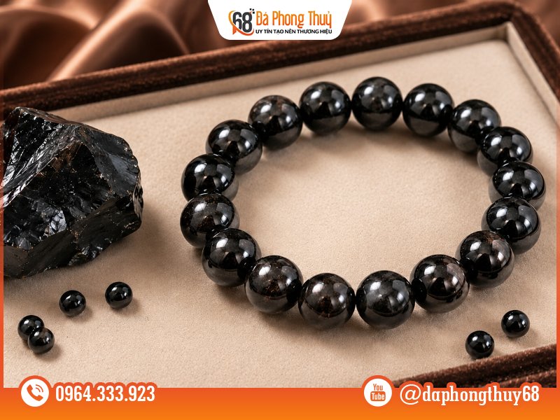 Top 15 loại vòng đá phong thuỷ hợp mệnh Thuỷ - 7. Vòng đá Obsidian (đá núi lửa)