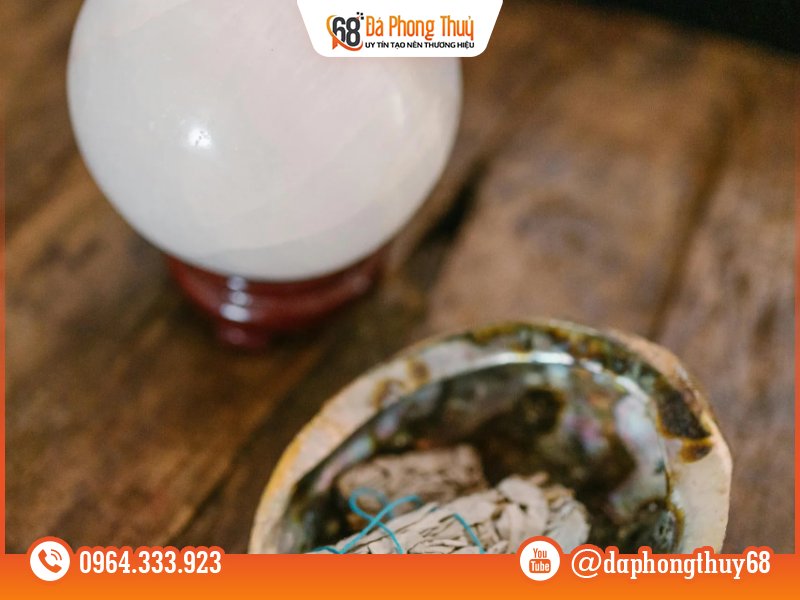 Cách vệ sinh quả cầu thạch anh đúng bước
